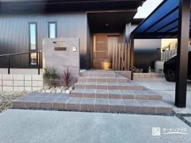 大判タイル門柱とワイド階段が映える高級感あるエントランス[施工後]