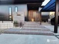 大判タイル門柱とワイド階段が映える高級感あるエントランス