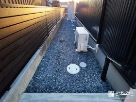木調目隠しフェンス×砂利敷きで整える、すっきりした境界まわり[施工後]