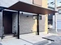 木目調の天井が玄関前を上質に演出するカーポート設置工事