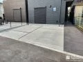 フラットなコンクリートの駐車スペースと平板アプローチ工事