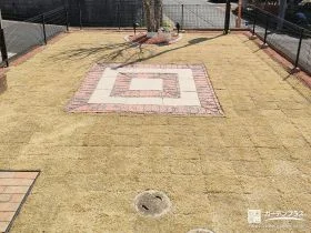芝生が広がる中に四角形のステージをつくったおしゃれなお庭工事