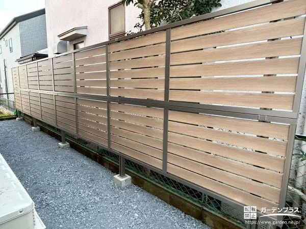 No.29380 柔らかな木目調フェンスでプライバシーに配慮した犬走り工事[施工後]
