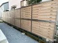 柔らかな木目調フェンスでプライバシーに配慮した犬走り工事