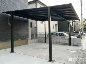 ブラックマットポリカーボネート屋根がモダンなカーポート工事