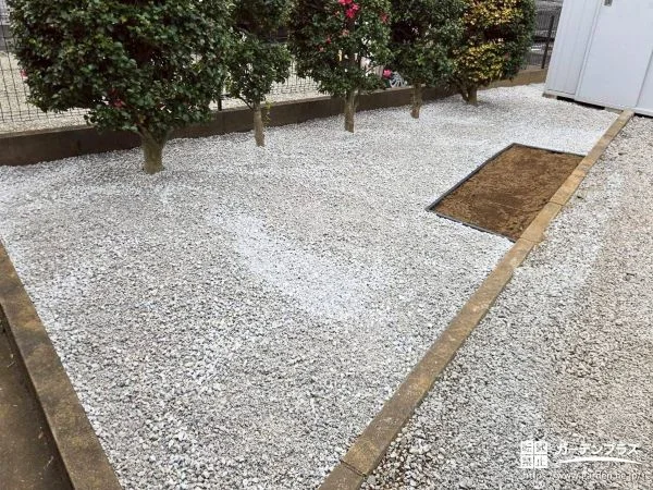 白砂利で明るく雑草対策をしてお手入れしやすく整えたお庭工事