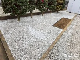 白砂利で明るく雑草対策をしてお手入れしやすく整えたお庭工事