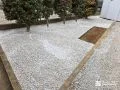 白砂利で明るく雑草対策をしてお手入れしやすく整えたお庭工事