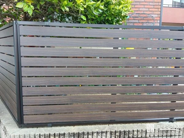 横板デザインがナチュラルに調和する目隠しフェンス設置工事