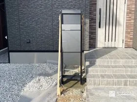 ブラック機能門柱×宅配ボックスで、スマートに暮らしを守る門まわり[施工後]