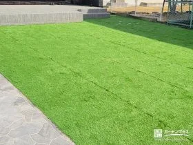 雑草対策の負担を軽減できる人工芝の開放的なお庭[施工後]