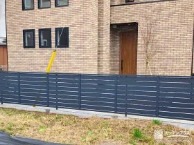 横ラインがスタイリッシュで美しい目隠しフェンス設置工事