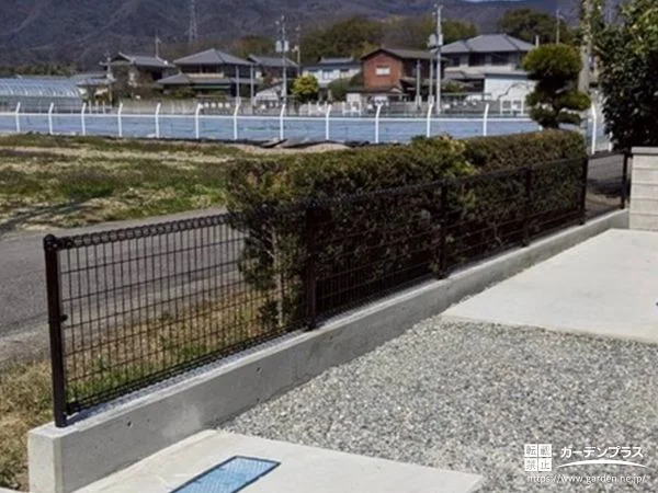 ダークカラーが景観になじむメッシュフェンスを設置した工事
