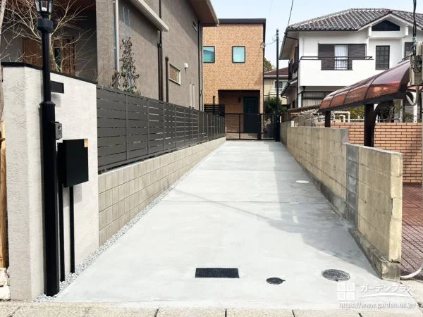 土間コンクリート駐車スペースで広がりを感じる旗竿地デザイン
