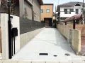土間コンクリート駐車スペースで広がりを感じる旗竿地デザイン
