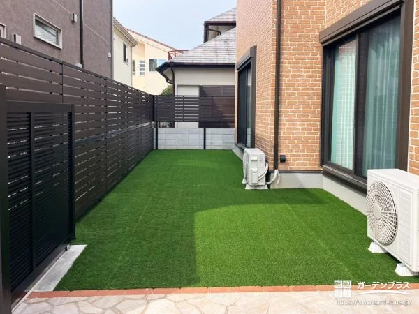 人工芝の主庭で気軽に楽しめるローメンテナンス空間