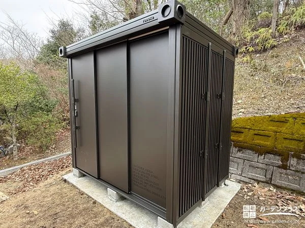 落ち着いたカラーでお庭によくマッチする物置を設置した工事