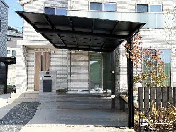 ブラックポリカ屋根が外観を引き締めるカーポート設置工事