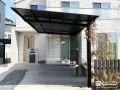 ブラックポリカ屋根が外観を引き締めるカーポート設置工事