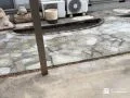 雑草対策を目的として明るい乱形石張りで仕上げた前庭工事