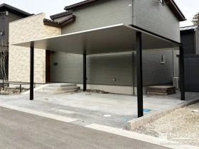 プレーンルーフカーポートで建物と一体感のあるモダン空間に