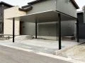 プレーンルーフカーポートで建物と一体感のあるモダン空間に