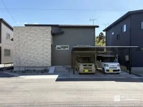 プレーンルーフカーポートが映えるモダンな新築外構
