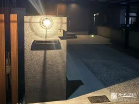 マリンライトが夜の外構をやさしく照らすアクセントに