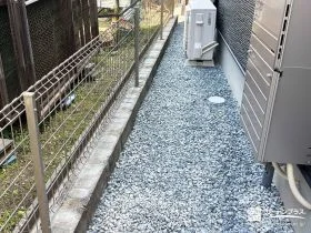 砂利敷き犬走りと境界フェンスで管理しやすい外まわりへ