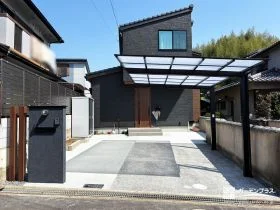 ブラックの外壁と調和する上質なオープン外構プラン