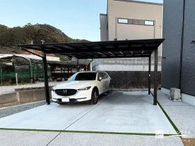 ブラックポリカーボネート屋根のカーポートで、コストを抑えながら高級感あるファサードに[施工後]