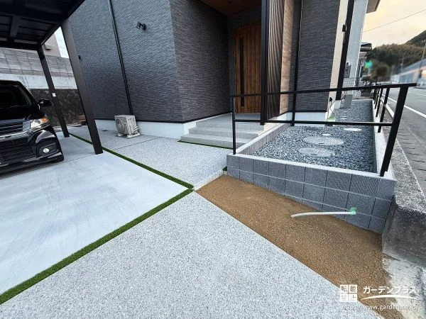 化粧ブロックの土留めとフレームフェンスで、すっきり見せる境界デザイン