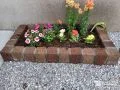 ピンコロ石で可愛らしく仕上げた花壇