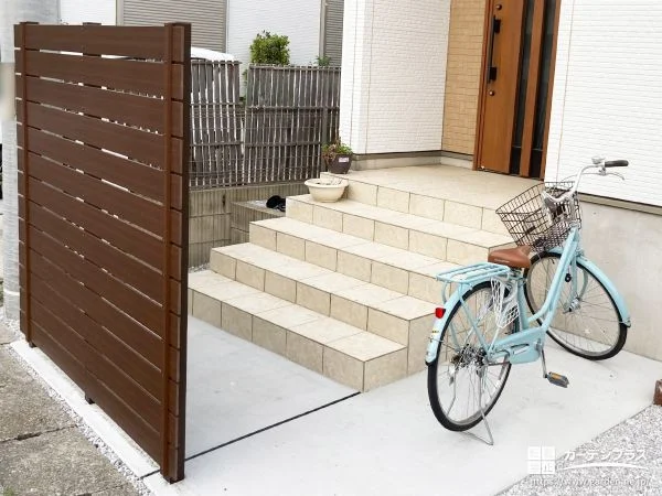 ピンコロ石の花壇が可愛らしいワンちゃん楽しめるお庭工事