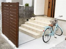 ピンコロ石の花壇が可愛らしいワンちゃん楽しめるお庭工事
