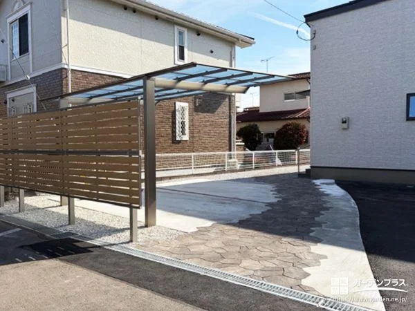 木調フェンスや石調デザインをアクセントに取り入れた新築外構