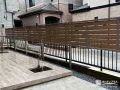 木調目隠しフェンスで囲いながらも圧迫感を抑えた設計