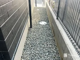 防草シートと砂利敷きで美観を保ちやすい犬走りへ[施工後]