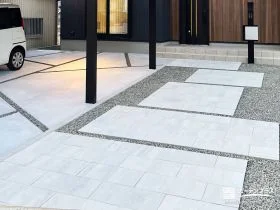 コンクリート平板が引き立てる、和モダンなアプローチ[施工後]