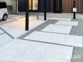 コンクリート平板が引き立てる、和モダンなアプローチ