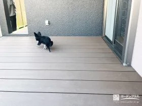人工木ウッドデッキでつなぐ、愛犬とくつろげる庭時間[施工後]