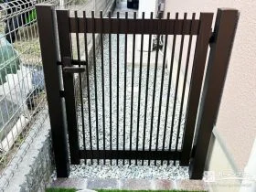 愛犬の飛び出し防止に配慮する縦格子門扉[施工後]