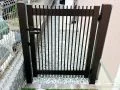 愛犬の飛び出し防止に配慮する縦格子門扉