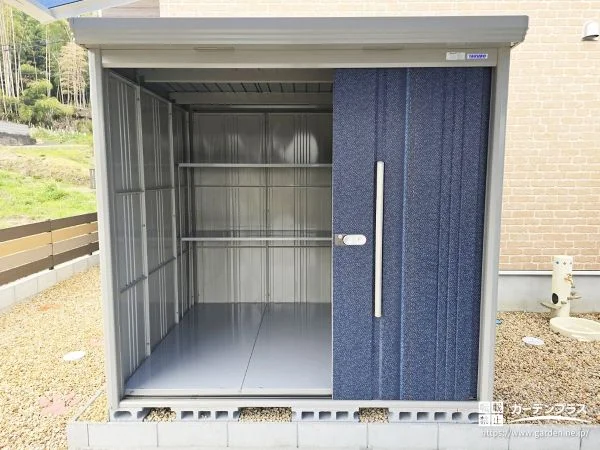 デザイン鋼板の物置で、収納まで外構の一部に
