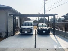 フラット屋根カーポート×土間コンクリートで暮らしやすい駐車スペースに[施工後]