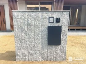 化粧ブロック門柱でつくる重厚感のあるファサード[施工後]