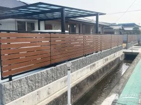 木調横スリットフェンスで視線をやわらかくカット[施工後]