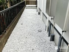 防草シートと白砂利の犬走りで防犯性と清潔感をプラス[施工後]