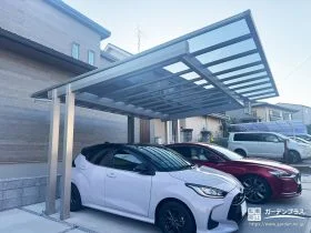 後方支持カーポートが生み出す、視界の抜け感ある駐車スペース