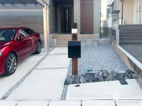 木調アルミの機能門柱で、玄関まわりに温かみをプラス